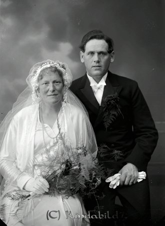 Johansson Helge Knoppetorp Kisa
raja
Johansson Helge Knoppetorp Kisa
Brudpar
gpn
Bruden heter Elsa. De fick 2 barn: Gösta och Nils-Egon.
Nyckelord: Johansson Knoppetorp