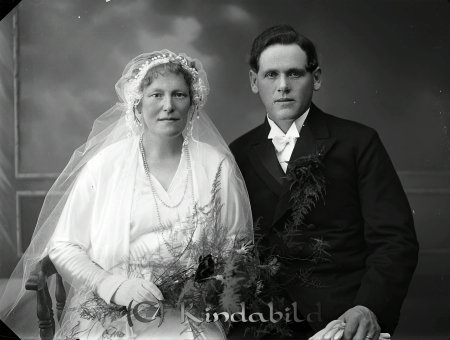 Johansson Helge Knoppetorp Kisa
raja
Johansson Helge Knoppetorp Kisa
Brudpar

raja
Bruden är Elsa Maria Eriksson född 1897 i Västra Eneby. Död 1967 i Knoppetorp. 
Källa: Gerd Pettersson

Nyckelord: Johansson Knoppetorp