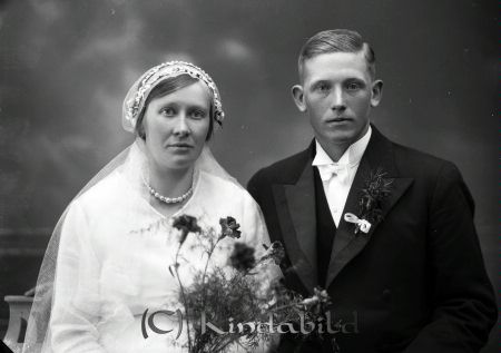 Axel Gustafsson Misterfall Kisa
raja
Axel Gustafsson Misterfall Kisa
Brudpar

raja
Syskon: Anna, John, Lydia, Olga, Alice och Richard
Anna g.m. Paul Johansson Nygärde, 9 barn, John G.m. Astrid, brukade Kerstinebo; 3 barn: Börje, Evy, Birgitta, Lydia g.m. Karl Karlsson Välstugan, 1 barn; Valborg, Alice och Olga ogifta, Richard g.m. Gunhild Svensson från Verveln; 5 barn 
Källa: Katarina Saint Cyr
Nyckelord: Gustafsson Misterfall