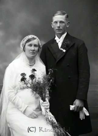 Axel Gustafsson Misterfall Kisa
raja
Axel Gustafsson Misterfall Kisa
Brudpar

raja
Gustaf Axel Gustafsson, jordbruksarbetare i Misterfall född 1907 gift 25 febr 1933 med Anna Viktoria Karlsson från Välstugan, Tidersrum. 
Källa: Gerd Pettersson

Nyckelord: Gustafsson Misterfall