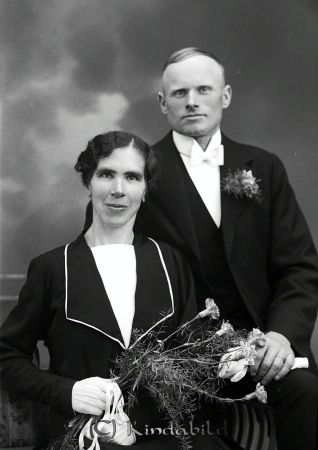 Carl Gustafsson Bringstorp Svalsjö
raja
Carl Gustafsson Bringstorp Svalsjö
Brudpar

raja
Carl,(Calle) och Signe i Isnäset.
Källa: Ann-Sofie Olovsson 

raja
Karl Gustav Gustafsson född 1890 i Tidersrum och Signe född Åstrand 1892 i Kisa.
De var arrendatorer i Isnäset från 1933, gården ägdes av Järn- John och Ludda Andersson Kisa.
Karl gick bort 1966 och Signe bor kvar till 1968.
Källa: Folkräkning 
Källa: Gerd Pettersson

Nyckelord: Gustafsson Bringstorp