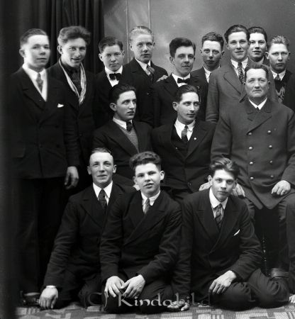 Mönstringspojkarna  Horn
raja
Mönstringspojkarna  Horn
Del av grupporträtt med 15 män

Sista raden fr.v. nr.5 Henry Hansson, Hökhult, Horn. nr.6 Martin Pettersson, Hökhult, Horn.
Källa: Tommy Karlsson 
Nyckelord: Mönstringspojkarna Horn