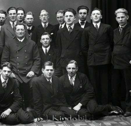 Mönstringspojkarna  Horn
raja
Del av Grupporträtt med 15 män

raja
Andra raden sittande fr.v. Birger Andersson, Horn. Folke Gustavsson, Horn 
Källa: Tommy Karlsson 

raja
Den äldere mannen är Gustav Andersson, far till Birger Andersson. 
Källa: kurtove

Nyckelord: Mönstringspojkarna Horn