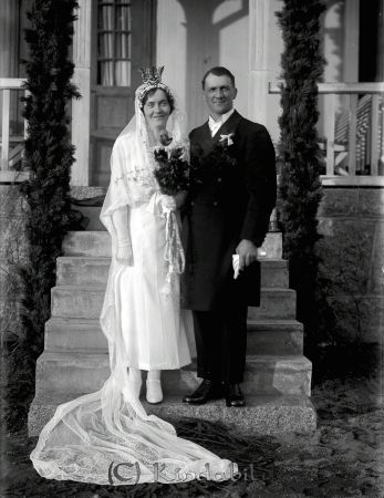 Hugo Andersson Forshult Horn
raja
Hugo Andersson Forshult Horn 
Brudpar i utomhusmiljö

raja
Hugo Andersson och Svea Olsson, Horn vigda 1933. 
Källa: Gerd Pettersson


Nyckelord: Andersson Forshult
