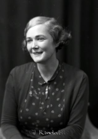 Fru Sterner Rumma Horn
raja
Fru Sterner Rumma Horn

raja
Ethel Sterner lärare i Rumma skola under 1930-talet och fram till 1947, då skolan lades ner.
Källa: Horns sockenbok band 2. 
Källa: Gerd Pettersson

Nyckelord: Sterner Rumma
