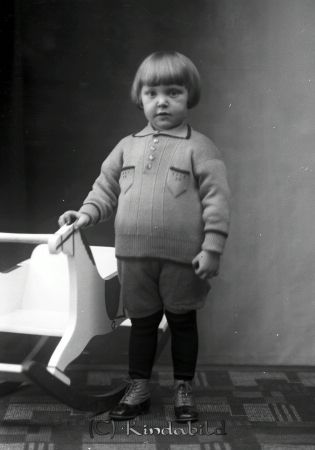 Carl Vilhelm Wallgren  Oskarsborg  Kisa
raja
Carl Vilhelm Wallgren  Oskarsborg  Kisa
Barn vid gunghäst
Nyckelord: Wallgren Oskarsborg