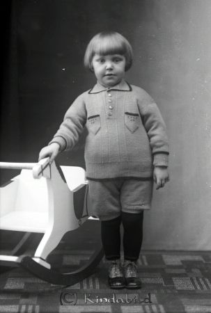 Carl Vilhelm Wallgren  Oskarsborg  Kisa
raja
Carl Vilhelm Wallgren  Oskarsborg  Kisa
Barn vid gunghäst
Nyckelord: Wallgren Oskarsborg
