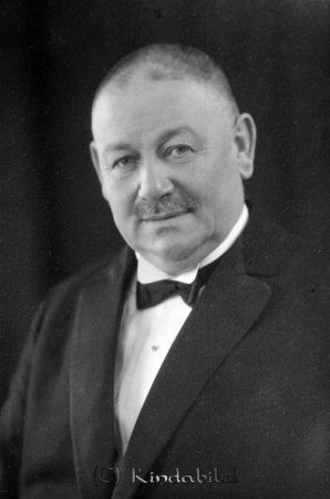 Andersson Ivar Kisa
raja
Porträtt-Man
Ivar Andersson

raja
Bilden föreställer gästgivaren Anders Johan Andersson.
Han var kommunalordförande i Kisa 1896-1916.
De två gästgivarna C J Andersson och A J Andersson, far och son var kommunalordföranden i sammanlagt 41 år..
Källa: En bok om Kisa socken del 4. 
Källa: Gerd Pettersson

Nyckelord: Andersson Kisa