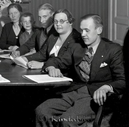 Kooperativas Studiecirkel Kisa
raja
Grupporträtt, två män två kvinnor och ett barn
Kooperativas Studiecirkel

raja
nr 2 från höger Edit Nilsson, maka till Edvard Nilsson "Bromsare-Nisse". Hon var mor till filmskådespelare Al-Joe.
Nr 3 från höger Harry Filipsson, klädhandlare i Centrumhuset Kisa.
Källa: Studiegruppen hembygdsgården. 
Nyckelord: Kooperativas Studiecirkel Kisa