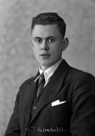 Stig Nygren Grönsved Kisa
raja
Porträtt-Man
Stig Nygren

raja
Stig Nygren född 1919 i Kisa, son till Karl Edvin Nygren från Nälden Jämtland och Agnes Charlotta Karlsson hemmadotter från Ö Kisa.
1950 är han skriven som järnvägstjänsteman och bor i Karlskrona. Gift 1950 med Stina född Ståhl 1920 i Tävelsås.
Dotter Britt-Marie född 1949 i Karlskrona,
Källa. Födelsebok Kisa och Folkräkning 1950 
Källa: Gerd Pettersson

Nyckelord: Nygren Kisa