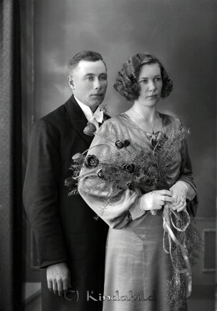 Gunnar Samuelsson Hornsboda Björkfors
raja
Gunnar Samuelsson  
Brudpar

raja
Brudgummen Gunnar Samuelsson född 1901 i Opphem, död 1974 i Horns Boda . Bruden Anna Gunborg Desideria född 1912 i Hycklinge, död 2000 i Horns Boda.
Källa: Sv dödbok. 
Källa: Gerd Pettersson

Nyckelord: Samuelsson Björkfors