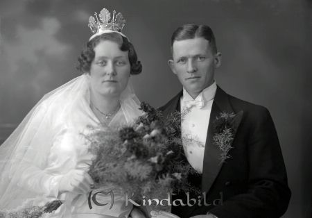 Einar Ahlström Oppeby
raja
Einar Ahlström  
Brudpar

raja
Chaufför Karl Gustaf Einar Ahlström, Väsby och poststationsföreständare Rut Dagmar Bergin, Väsby.
Källa: SVAR 
Källa: Gerd Pettersson

raja
Einar född 1904 i Värna. död 1982 i Solhem Väsby Oppeby och Dagmar född 1900 i Oppeby och död 1983 i Oppeby. 
Källa: Gerd Pettersson

raja
Paret bodde i Väsby Solhem. I Väsby handelslägenhet, hade Einar speceri- och diverseaffär och Dagmar skötte postkontoret. 
Källa: Gerd Pettersson

raja
Einar Ahlström övertog affären i Väsby Oppeby 1936. Då fanns det 100 hushåll i trakten. När han stängde affären 1963 fanns det bara 60 hushåll kvar. Bara på Stjärnevik minskade hushållen under denna tid från 14 till 4.
Källa: Norra Kinda Boken 
Källa: Gerd Pettersson 




Nyckelord: Ahlström Oppeby