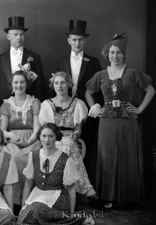 Kisa Skidklubbs Basar
raja
Grupporträtt, fyra kvinnor och två män
Kisa Skidklubb

raja
Främre raden Alice Eklund (bror till Gösta Eklund)
Andra raden till höger Astrid Rosqvist
Tredje raden fr vänster Martin och Walter Vredberg och Karin Sandström
Källa: Studiegruppen hembygdsgården 
Nyckelord: Kisa Skidklubb