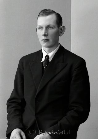 Holstein Örneström Kisa
raja
Porträtt-Man
Holstein  

raja
Helge Holstein född 1910 i Kisa, han var gift 1939 med Margit född Axelsson född 1911 i Västra Eneby och död 1947 i Yxsmedshult Västra Eneby,
 De hade barnen: Gun född 1940 och Rolf född 1943.
 1950 bodde han i Hällingeberg som arrendator.
 Gift 2:a gg med Tyra. De bodde i Beraglid Kisa 1970.
 Han körde mjölkbil - hade en lastbil av märket Volvo Starke. Helge Holstein lär ha varit mycket stark!
 Källa: Studiegruppen hembygdsgården och Folkräkning 1950 och 1970 
Nyckelord: Holstein Kisa