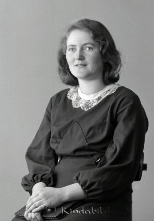 Dagmar Nilsson Gästis Kisa
raja
Porträtt-Kvinna
Dagmar Nilsson 

raja
Dagmar Jenny Maria Nilsson född 1917 i Horn, dotter till Karl Gottfrid Nilsson och Gerda Maria Cecilia Fransson Väsby Horn.
Dagmar var gift 1938 med Erik Herman Larsson född 1911 i Kisa.
Barn; Inez född 1937 och Kerstin född 1941.
1950 var de arrendatorer i Froghult Västergård, senare Gästgivargården i Kisa och det sista arrendet var i Björknäs Kisa.
Källa: Födelsebok Horn och Folkräkning 1950 
Källa: Gerd Pettersson

Nyckelord: Nilsson Kisa