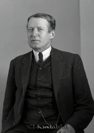 David Johansson Froghult
raja
Porträtt-Man
David Johansson  

raja
Johan David Johansson född 1889 i Kisa. Han arbetade som styrman på båtar. Han var ogift. Han bodde i Hagstugan Froghult.
Han dog 1965 i Hagstugan.
Källa: Folkräkning 1950 och Sv dödbok 
Källa: Gerd Pettersson

Nyckelord: Johansson Froghult