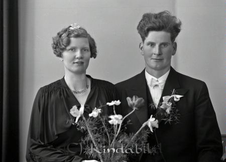 Bengt Karlsson Verveln
raja
Brudpar
Bengt Karlsson   

raja
Bengt Albin Gillis Karlsson född 1903 i Tidersrum, son till skomakare Karl Gustav Svensson och Matilda Karlsdotter Karlsholm Tidersrum
Bengt gifte sig 1936 med Ida Karolina född 1905 i Horn.
De bosatte sig i Skivermåla. Gården uppe på höjden mitt emot den andra gården i Skivermåla.1936 föddes sonen Lennart.
Bengt Karlsson dog 1983. Ida Karolina dog 1993. Sonen Lennart dog 2008.
Källa: Folkräkning 1970 och Sv dödbok 
Källa: Gerd Pettersson

raja
Deras dotter hette Birgit. Som gift bodde hon i Helsingborg. Hon hade inga barn och dog mellan mor och bror. 
Källa: mayca
Nyckelord: Karlsson Verveln
