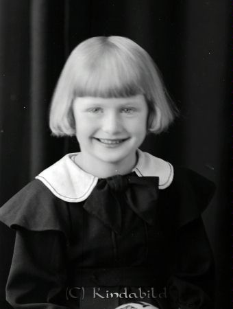 Birgit Larsson Breddarp Kisa
raja
Porträtt-Barn
Birgit Larsson 

raja
Birgit Larsson född 1830, dotter till Karl Valentin Larsson och Aanna Maria född Johansson. Familjen bodde i Breddarp 1930.
1950 var Birgit hembiträde i Karleby Kisa.
Hon gifte sig med Erik Martin Johansson född 1920 i Kisa.
Barn: Anna Irene född 1953 i Kisa
Birgit Anita född 1956 i KisaJan
Jan Erik född 1963 i Vimmerby.
Källa: Folkräkning 1950 och 1970 
Källa: Gerd Pettersson

Nyckelord: Larsson Kisa