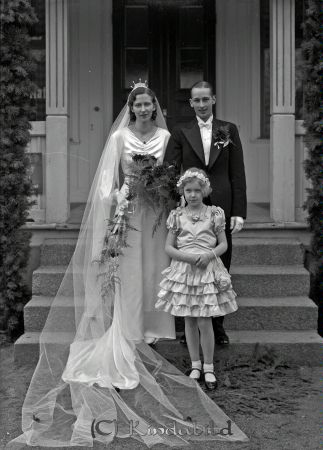 Carl Erik Fäldt Horn
raja
Brudpar med en tärna
Carl Erik Fäldt 

raja
Carl Erik Fäldt och Tulli Marie Franzén från Fridhem. 
Carl Erik Fält var född 1914 och Tulli Marie Clarisa var född 1916 i Södra Vi.
 Föräldrarna till Tulli var ångbåtsmaskinisten Anders Josef Franzén född 1889 i Oppeby och restautris Maria Fredrika Granath född 1891 i Gistad. Hon drev KInda Hotell i Fridhem
 Källa: Kyrkoarkiv Horn 
Källa: Gerd Pettersson

Nyckelord: Fäldt Horn