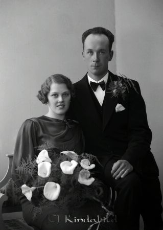 Olle Germundsson Anneberg Kisa
raja
Brudpar
Olle Germundsson 

raja
Olof Germundsson född 1910 i Kisa, gift med hembitr i Ängö Viola Margareta Karlsson. Paret bosatte sig i Ingerud, stadsäga 253, Kisa.
Barn: Inger
Olof Germundsson var son till byggmästaren Karl Albert Germundson och Alida Fredrika född Karlsson.
 Källa: Folkräkning 1910 
Källa: SVAR 
Källa: Gerd Pettersson

Nyckelord: Germundsson Kisa