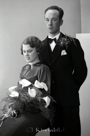 Olle Germundsson Anneberg Kisa
raja
Brudpar
Olle Germundsson  

raja
Olof Germundsson född 1910 i Kisa och Viola Margareta Karlsson.
Olofs far Albert Germundsson var byggmästare och familjen bodde i Dover, stadsäga 254, Kisa. 
Källa: Gerd Pettersson


Nyckelord: Germundsson Kisa