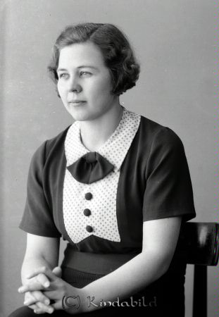 Anna Olsson Kisa
raja
Porträtt-Kvinna
Anna Olsson 

raja
Anna Olsson var dotter till stenarbetare Teodor Olsson (Sten-Olle).
 Sten-Olle murade grunden till huvudbyggnaden på Kisa hembygdsgård och var med om att bygga kanalbron i Rimforsa.
 Anna Olsson var gift med Karl Johansson.
 Paret arbetade i Grekland på en av Onassis lyxfartyg.
 Hemkomna till Kisa tog de över driften av Kisa Hotell.
 De hade en dotter Anne-Marie.
 Källa: Studiegruppen hembygdsgården. 
Nyckelord: Olsson Kisa