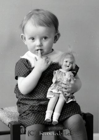Ann-Mari Pettersson Karlsnäs Kölefors
raja
Porträtt-Barn
Ann-Mari Pettersson  

raja
Anne-Marie Pettersson född 1935, dotter till kvarnarbetaren Oskar Bertil Pettersson född 1910 i Norrköping och Eva Judit Lovisa född Lindholm 1911 i Nykil.
1937 flyttade familjen till Solbacka Kölefors.
1938 föddes sonen NIls Göran Bertil.
Sonen bytte namn till Agnevik. 1970 bodde han i turiststationen Vålådalen Gift med Anna Karin Monika från Ljungby. De hade då en dotter Eva-Karin Anette född 1967.
Källa: Kyrkoarkiv Kisa och Folkräkning 1970 
Källa: Gerd Pettersson

Nyckelord: Pettersson Kölefors