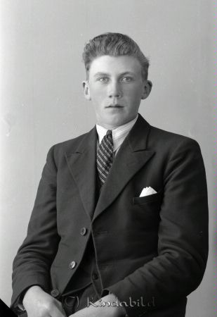 Olof Johansson Fröåsa Kisa
raja
Porträtt-Man
Olof Johansson  

raja
Olof Johansson född 1915 i Västra Eneby. Han kom från Gölstugan.
 Han var gift med Margit född Nilsson 1923 i Västra Eneby. Hon var syster till Dagmar gift Larsson.
 Olof och Margit hade barnen Weine, Inger och Christer.
 Olof arbetade på mejeriet i Kisa och efter dess nedläggning var han vaktmästare i Stiftelsen Kindahus.
 Källa: Studiegruppen hembygdsgården. 
Nyckelord: Johansson Kisa