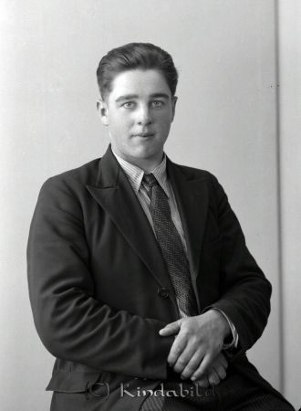 Sven Johansson Fröåsa
raja
Porträtt-Man
Sven Johansson 

raja
Sven Ingmar Johansson född 1916 i Västra Eneby.
Han var jordbruksarbetasre i Brunnsgården Fröåsa.
1970 bodde han i Runefall och var gift med Siv. Två barn 
Källa: Gerd Pettersson

Nyckelord: Johansson Fröåsa