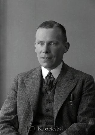Göte Hansson Kisa
raja
Porträtt-Man
Göte Hansson  

raja
Göte Hansson (1901-1981), gift 1959 med Anna Maria född 1926. Bodde på Tvärgatan 2 Kisa. 
Källa: Gerd Pettersson

Nyckelord: Hansson Kisa