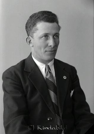 Edvin Arnshav Kisa
raja
Edvin Arnshav 
Porträtt-Man

Jobbade som snickare flyttade senare till Rimforsa
Källa: godj 

raja
Edvin Arnshav var född 1905 i Kättilstad, gift 1936 med Lilly Alfrida född 1912 i Varv.
Barn; Karl Sivert, Stig Åke och Katarina.
Edvin Arnshav dog 1995 i Rimforsa.
Källa: Folkräkning 1970 och Sv dödbok
Källa: Gerd Pettersson

Nyckelord: Arnshav Kisa