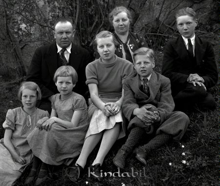 Skogvaktare Lindqvist Kisa
raja
Familjeporträtt
Familjen Lindqvist.

raja 
CG , Helga (Maja) , Torborg,(senare Nilsson),Maj, Svea(senare Klenfelt),Sigvard(Sigge),Göte
Källa: Anna Helldorff  

raja
Barnen fr v Maj, Torborg, Svea, Sigvard och Göte 
Källa: Gerd Pettersson


Nyckelord: Lindqvist Kisa