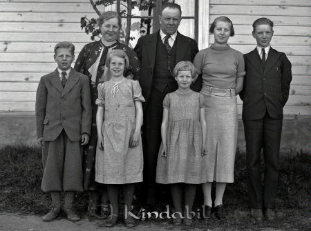 C.G Lindqvist Kisa
raja
Familjeporträtt
Familjen Lindqvist. 

raja
Helga (Maja) , CG , Svea (senare Klenfelt), Göte
Sigvard(Sigge), Torborg,(senare Nilsson), Maj,
Källa: Anna Helldorff 
Nyckelord: Lindqvist Kisa