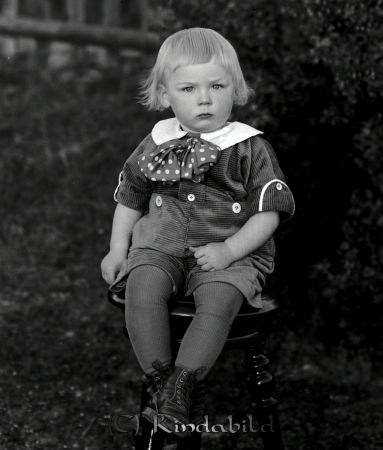 Gustafsson Härna Hycklinge
raja
Porträtt-Barn, en liten pojke sitter ute på en stol framför uskage och spjälstaket.
Gustafsson  
Nyckelord: Gustafsson Hycklinge
