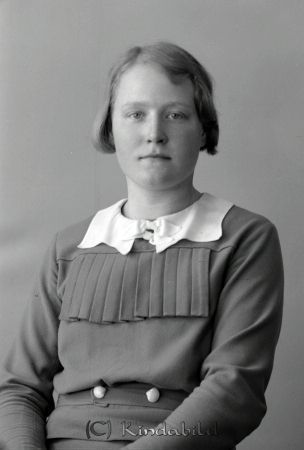 Gullan Andersson Stora Rothult Kisa
raja
Porträtt-Kvinna
Gullan Andersson  

raja
Gullan Elisabet Andersson född 1918 tvilling med Olof Gunnar.
Föräldrar Helmer och Ellen Andersson födda 1892 i Södra Vi.
Syskon till Gullan och Olof:
Maja-Stina född 1921 gift med Joel Hermansson
John född 1924
Sven född 1931.
Gullan gift 1945 Svensson Mjöla. Hon dog 1953
Källa: Kyrkoarkiv Västra Eneby och Sv Dödbok.
Källa: Gerd Pettersson

Nyckelord: Andersson Kisa