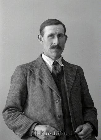 Assar Karlsson Årteryd Hägerstad
raja
Porträtt-Man
Assar Karlsson  

raja
Carl Assar Carlsson född 1890 son till Carl Johan Carlsson född 1859 och Anna Maria född Andersson.
Han var byggmästare och byggde en del ladugårdar i bygden enligt sonen Harry Karlsson, Årteryd. 
Källa: Gerd Pettersson

Nyckelord: Karlsson Hägerstad