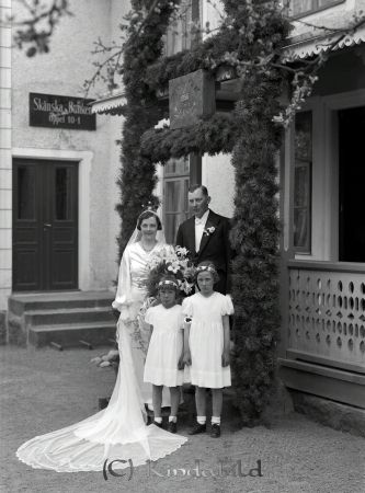 Folke Nelson Åshorva Horn
raja
Brudpar

Greta f. Andersson och Folke Nelson, Åshorva, Horn. Brudnäbbar fr.v Maj Karlsson f.Gustavsson och Britta Jakobsson f.Gustavsson, Hökhult, Horn. Brudnäbbarna är syskon. Bruden från Epplerum, Horn. Vigda 20/5 1936 i Horn.
Källa: Tommy Karlsson  
Nyckelord: Nelson Horn