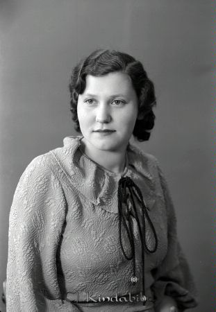 Fröken Åberg Kisa
raja
Porträtt-Kvinna
Fröken Åberg  

raja
Anna Elisabet Åberg född 1918 i Kisa. Hon hade två systrar Ellen och Inga.
 Anna-Lisa som hon kallades för var gift 1944 med elektriker Karl Erik Lennart Hagman född 1914 i Klockrike.
 1950 bodde de i Ekebo Kisa. Anna-Lisa hagman arbetade på Sandström Mode. 1970 bodde de i Mjölby.
 Källa: Studiegruppen Kisa hembygdsgård, Folkräkning 1950 och 1970 
Nyckelord: Åberg Kisa