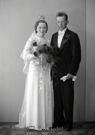 Verner Tillgren Roslags-Näsby
raja
Verner Tillgren
Brudpar

raja
Brudpar Nils Verner Tillgren f 1904 och Karin Marie Viola Karlsson f 1912 i Västra Eneby.
Källa: Folkräkn 1970. 
Källa: Gerd Pettersson


Nyckelord: Tillgren Roslags-Näsby