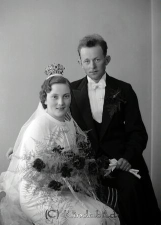 Verner Tillgren Roslags-Näsby
raja
Verner Tillgren  
Brudpar

raja
Brudpar Nils Verner Tillgren f 1904 i Kristianstad län och Karin Maria Viola Karlsson f 1912 i Västra Eneby.
Källa: Sv Befolkn 1970. 
Källa: Gerd Pettersson

Nyckelord: Tillgren Roslags-Näsby
