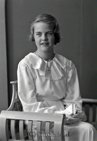 Lilly Karlsson Harg
raja
Lilly Karlsson
Porträtt-Kvinna Konfirmationsfoto

raja
Lilly Viola Karlsson född 1921,dotter till Karl Isidor Karlsson född 1893 i Oppeby och Edit född Brandt 1898 i Rumskulla.
 Fadern kallades i folkmun "Kalle Maskin". Han skötte ångmaskiner och råoljemotrer. 1970 bodde Lilly i Linköping. Ogift, död 2009.
 Källa: Studiegruppen hembygdsgården och Kyrkoarkiv Kisa. 
Nyckelord: Karlsson Harg