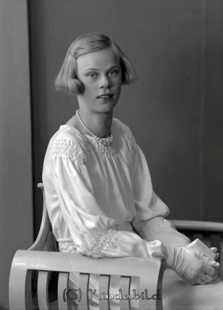 Rut Svensson Harg
raja
Rut Svensson 
Porträtt-Kvinna Konfirmationsfoto
gepe
Rut Svensson född 1921 i Kisa, dotter till förman Verner Jakobus Svensson född 1877 i Odensvi. och Anna Albertina född Johansson 1878 i Hycklinge
Syskon till Rut Svensson:
Sven Helge Svensson 1918
Kurt Halvard Svensson 1923
Rut var gift Sandqvist och bodde i Stockholm 1950
Källa: Folkräkning 1860-1947 och 1950 
Nyckelord: Svensson Harg