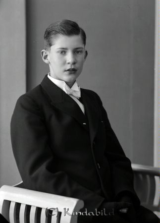 Karl Lind Kisa
raja
Karl Lind 
Porträtt-Man Konfirmationsfoto

raja
Karl Gerhard Lind född 1921 i Oskarshamn.
Han var son till tapparen och bokhållaren på bryggeriet Oskar Gerhard Lind född 1895 i Kristdala och Astrid Ingeborg Linné Davidsson född 1898 i Hjorted.
Karl Gerhard kom att arbeta i Kisa Järnaffär.
Han hade en bror Jan Bertil född 1928 i Oskarshamn.
Karl Gerhard Lind var gift och dog 1993 i Varberg.
Nyckelord: Lind Kisa
