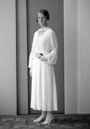 Eivor Andersson Fagerhult
raja
Eivor Andersson  
Porträtt-Kvinna konfirmationsfoto

raja
Dotter till Isak Alfred Andersson född 1870 gift 1899 med Gerda Karolina Vesterberg född 1878.
Barn; Göta, Holger, Viola, Adele, Dagmar, Folke, Astrid, Alva, Tore, Tejna, �?lvar och Eivor.

gepe
Eivor född 1921, död 1990 i Kisa
Källa: Sv gods och gårdar.
Barnen åtminstone en del av dem tog sig namnet Anebreid 
Källa: Gerd Pettersson
Nyckelord: Andersson Fagerhult