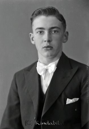 Artur Adolfsson Kisa
raja
Artur Adolfsson  
Porträtt-Man Konfirmationsfoto

raja
Han var son till Haldor och Edit Adolfsson. Det var Haldor som tillverkade hästen till Pippi Inger Nilsson.
Källa: Studiegruppen hembygdsgården 
Nyckelord: Adolfsson Kisa