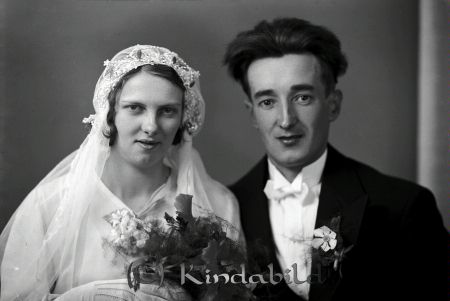 Johansson Gustav Västra Haga Horn
raja
Johansson Gustav  
Brudpar

raja
Sågverksarbetaren Gustaf Vallentin Johansson från Österhult Höghult född 1910 och Göta Gunborg Marianne Svensson från Olofsboda. Gustav Johansson dog 1968 i Hagtomta Horn. Göta Johansson dog i Karlstad 2011.
Källa: Vigselbok Horn och Sv Dödbok 
Källa: Gerd Pettersson

Nyckelord: Johansson Västra Haga