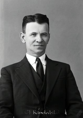 Johansson Gust V Ey Kisa
raja
Johansson Gust  
Porträtt-Man

raja
Gustaf Johansson, Fyllingsbo, körde skolbarnen till V. Eneby skola tills Axhult skola öppnade igen hösten 1941. Som för andra under kriget var det gengasdrift som gällde. 
Källa: Sune Holgersson
Nyckelord: Johansson Kisa