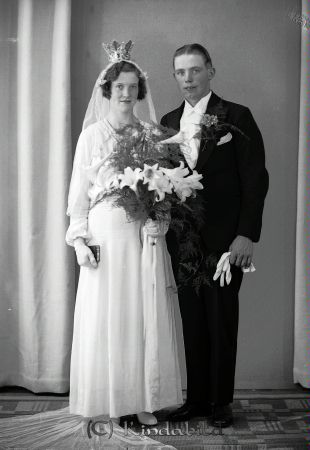 Svensson Axel Björksnäs Kisa
raja
Svensson Axel  
Brudpar

raja
Banarbetare Axel Gunnar Svensson född 1905 i Kisa och Alice Elisabet Bränning född 1911 i Linköping. 1970 bodde de på Hunnebergs gatan i Linköping.
 Axel var bror med Karl Svensson som innehade Iris Blomsterhandel i Kisa.
 Källa: Studiegruppen hembygdsgården 
Nyckelord: Svensson Björksnäs
