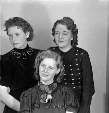 Bexell Jacobssom Dalqvist Kisa
raja
Bexell Jacobssom Dalqvist  
Grupporträtt tre kvinnor

raja
Längst fram Svea Bexell. 
Källa: Gerd Pettersson

Nyckelord: Bexell Jacobssom Dalqvist
