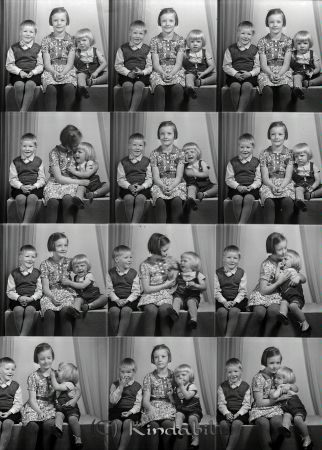 Karlsson Rune Bertil Marianne Kisa
raja
Karlsson Rune Bertil Marianne 
Porträtt-Barn två pojkar en flicka

raja
Syskonen Bertil,Marianne och Rune Carlsson Jonebo, Kisa. Deras föräldrar var Carl RAGNAR född 1902-07-05 död 1956-06-20 och HELGA Sigrid Viola född Svensson 1903-04-02 död 1975-12-04.
Källa: mayca

Nyckelord: Karlsson Rune Bertil Marianne
